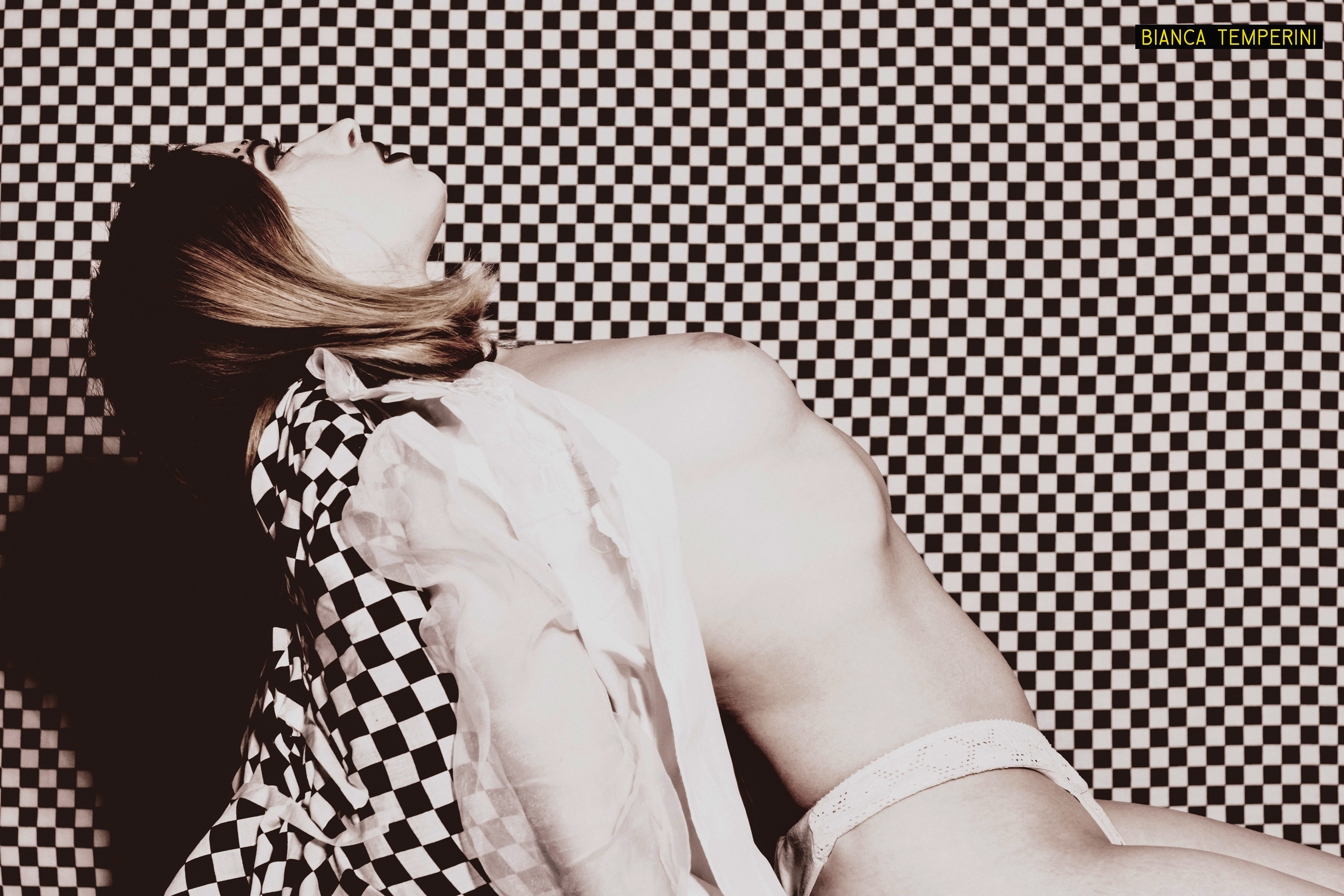 Dancing in the Shadows Portada